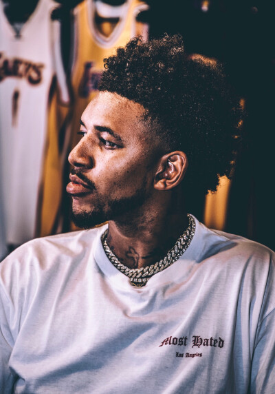 B便更接近 B便更接近